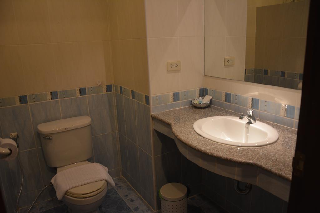 Seven Oaks Inn Джомтьен Номер фото