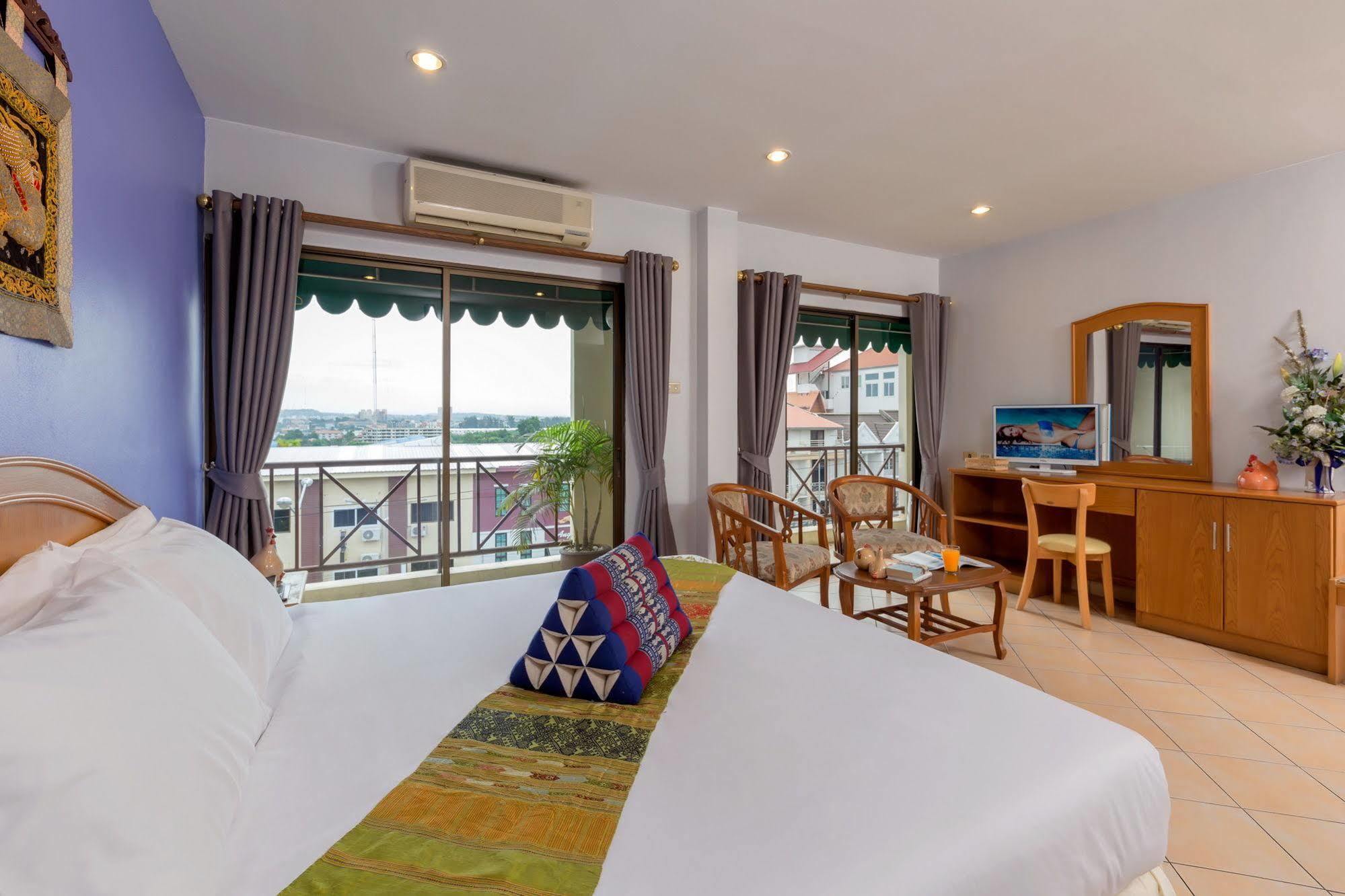 Seven Oaks Inn Джомтьен Экстерьер фото