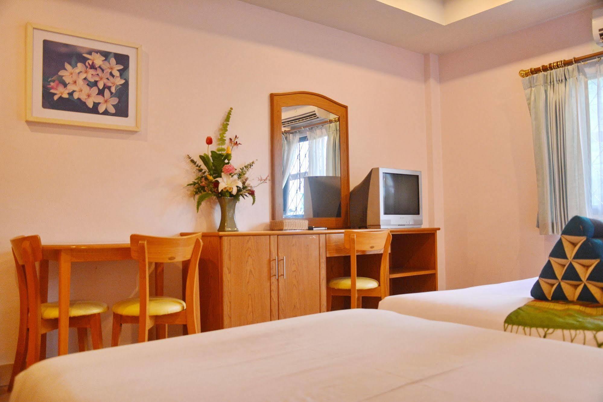 Seven Oaks Inn Джомтьен Экстерьер фото