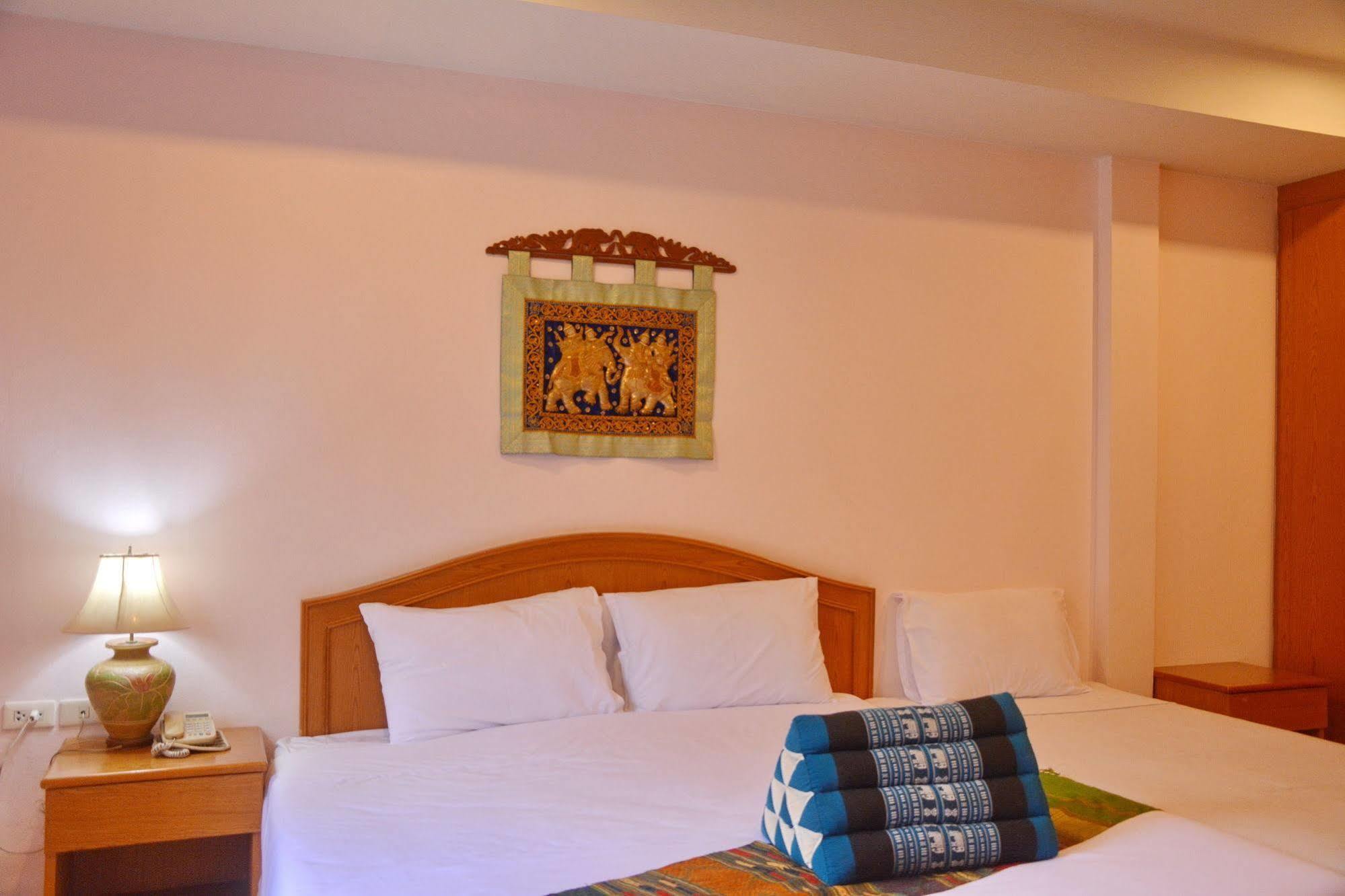 Seven Oaks Inn Джомтьен Экстерьер фото