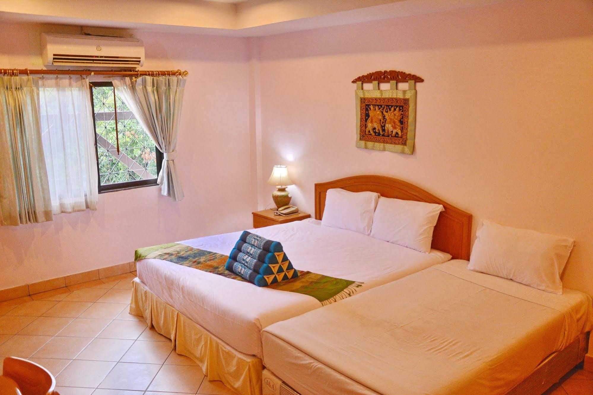 Seven Oaks Inn Джомтьен Экстерьер фото