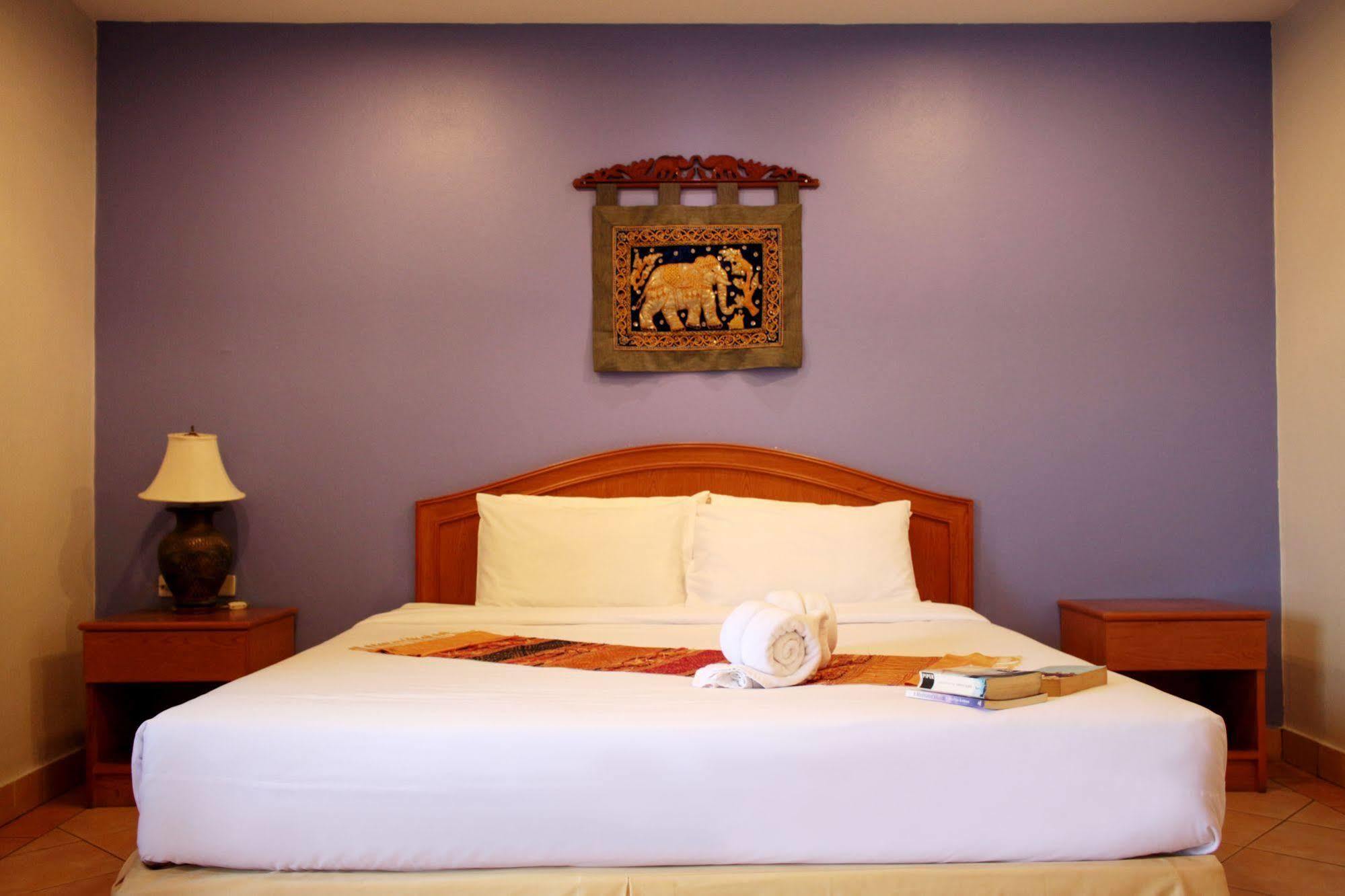 Seven Oaks Inn Джомтьен Экстерьер фото