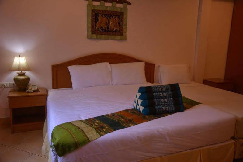 Seven Oaks Inn Джомтьен Экстерьер фото